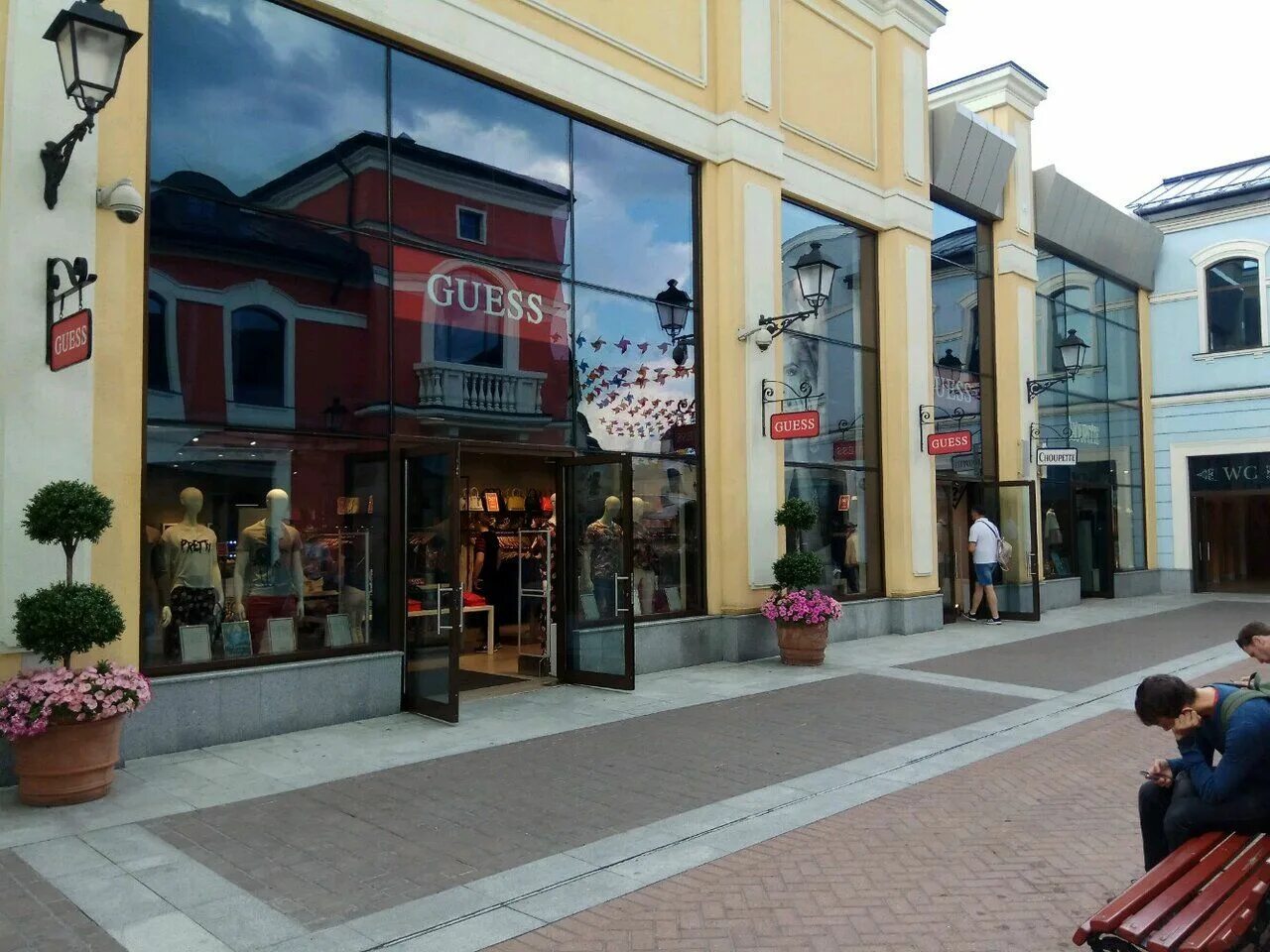 Guess аутлет белая дача. Guess екатеринбург. Hugo boss юбка аутлет. аутлет торфяновка. Guess outlet белая дача.