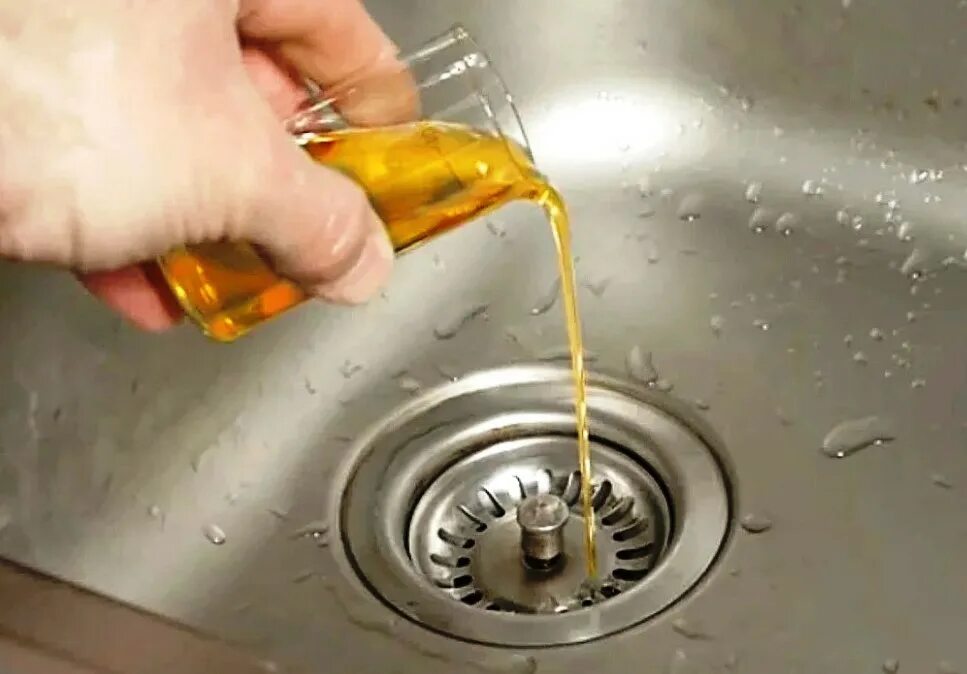 В кипящую воду можно налить растительное масло. Масло в раковину. Наливать масло в раковину. Лайфхак с крышкой подсолнечного масла.