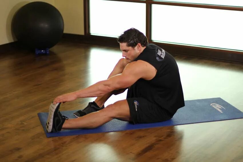 Насколько растягивается. Растяжка мышц ног. Растяжка на полу упражнения. Упражнения для растяжки мышц спины и ног. Стретчинг для ног.