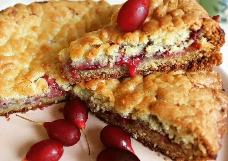 Пирог из калины из песочного теста рецепт. Пирог из калины простой с урала. Пирог с калиной. Пирог с калиной. Пирог из калины из песочного теста рецепт.