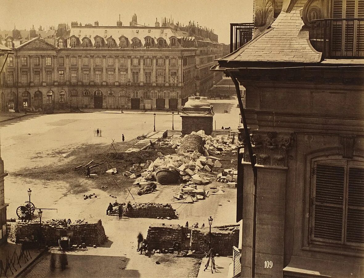 Париж разрушила. Франция парижская коммуна 1871 года. вандомская колонна в париже. вандомская колонна в 1871. разрушение вандомской колонны 1871.
