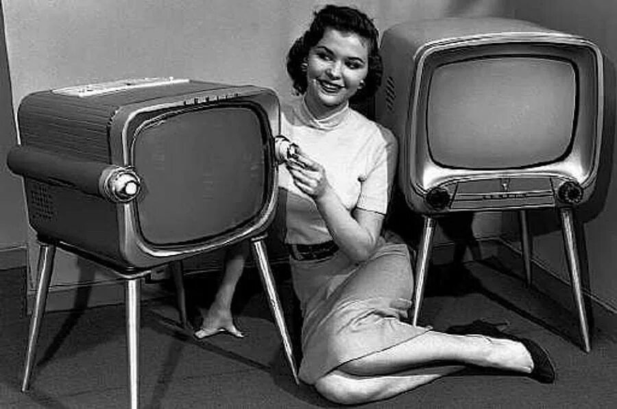 Телевизор 1 минуту. Ретро телевизор. Старинный телевизор. Телевизор 1950. Телевизор 50 годов.