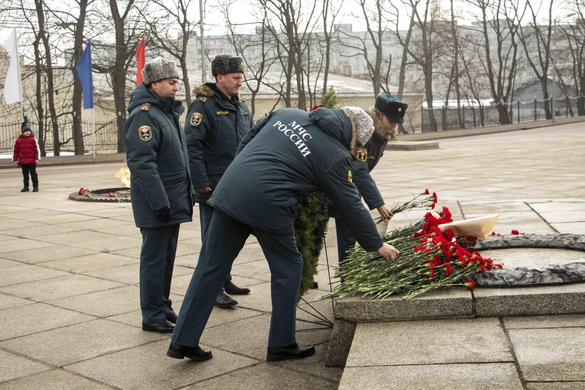 Сайт мчс по калининградской. МЧС 39 Калининград. ГУ МЧС Калининград. Бурмистров МЧС Калининград. Возложение цветов к монументу сотрудникам МЧС.