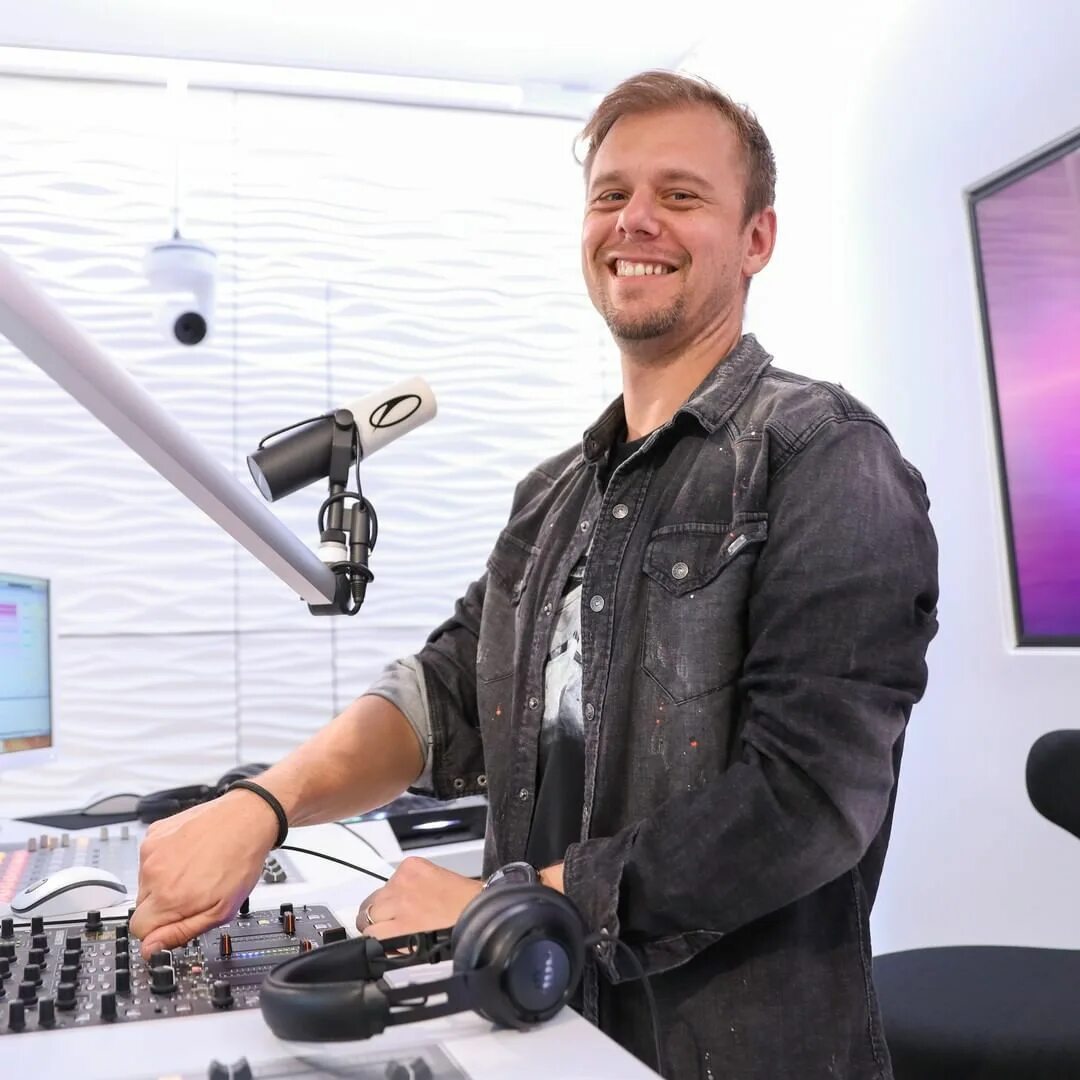 Man asot. Армин ван бюрен. армин ван бюрен 2025. студия asot. фото armin van buuren 2025.