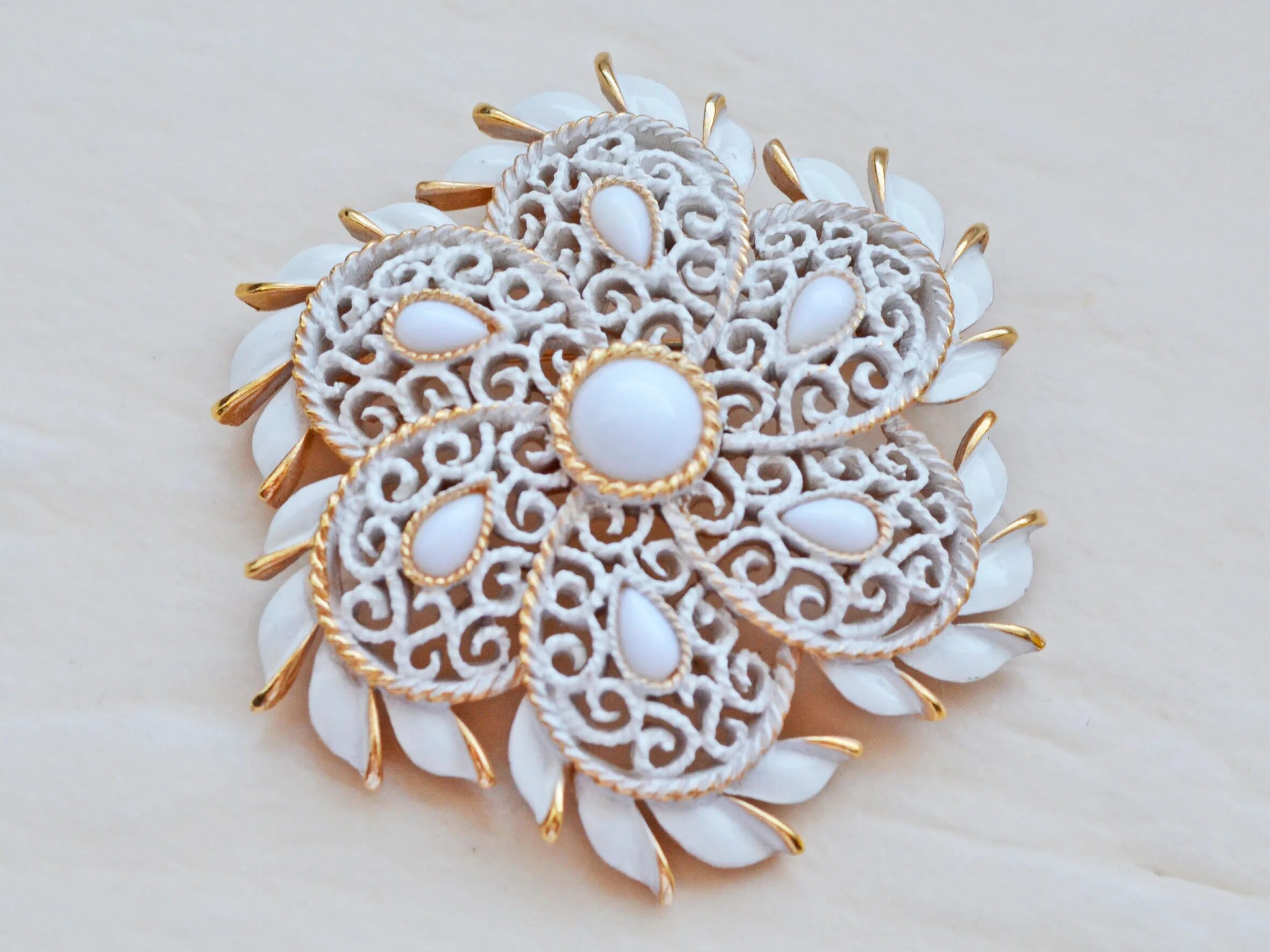 ажурные броши. ажурные броши. ажурная брошь. брошь винтаж ажурная. балтийский янтарь/мельхиор.