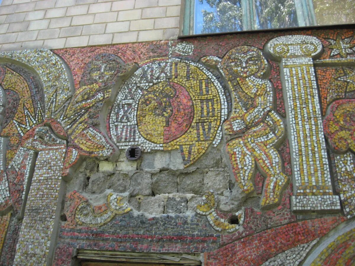Мозаика помощь. Мозаика на фасадах зданий. Религиозная мозаика на фасаде. Мозаика на фасаде мечети. Новороссийская мозайка.