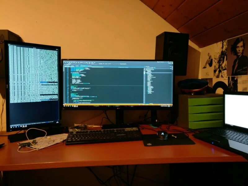 2 Монитора vs Ultrawide. Расположение двух мониторов Ultrawide. Ultrawide стол. Ultrawide монитор разработка.