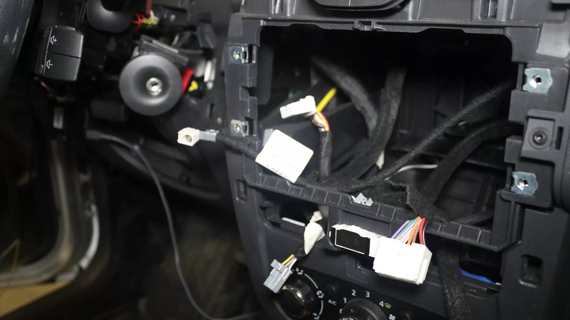 Обд дастер. Obd2 renault duster. obd2 разъем renault duster. рено дастер обд 2 разъём. рено дастер разъем obd2.