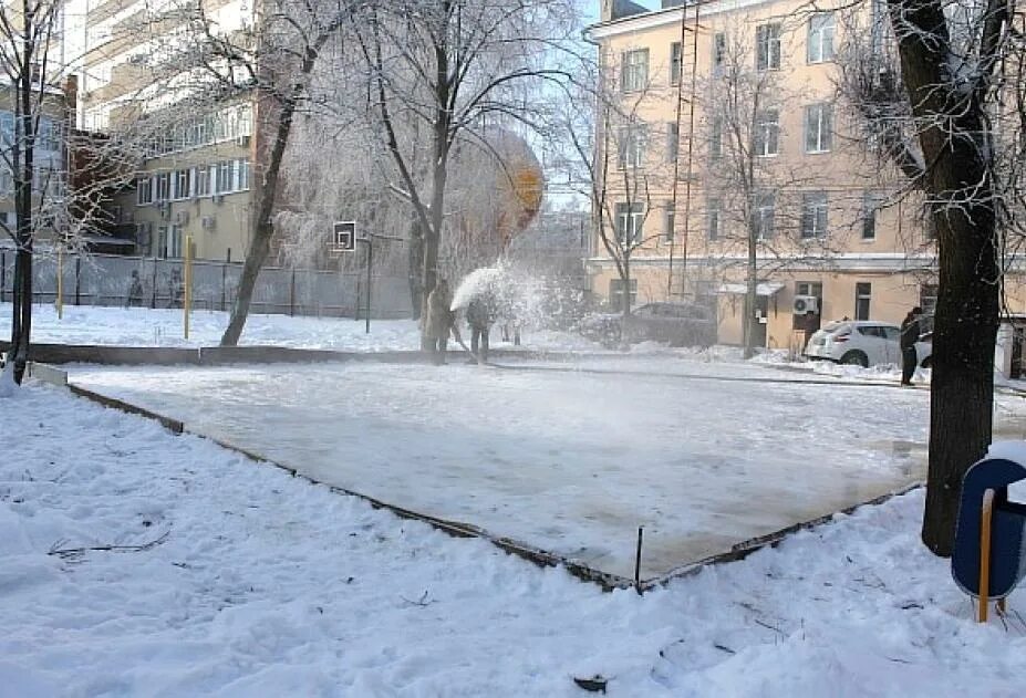 Снег во дворе. Заснеженный двор. На дворе была зима. Зима в саду. Зимние дворы москвы.