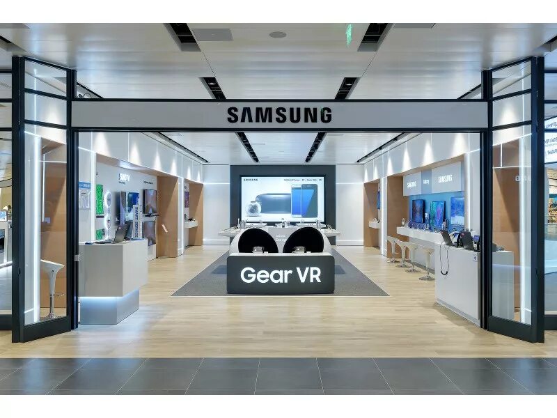 Https shop samsung. Фирменные магазины Samsung. Samsung магазин. Флагманский магазин Samsung. Салон магазин Samsung.