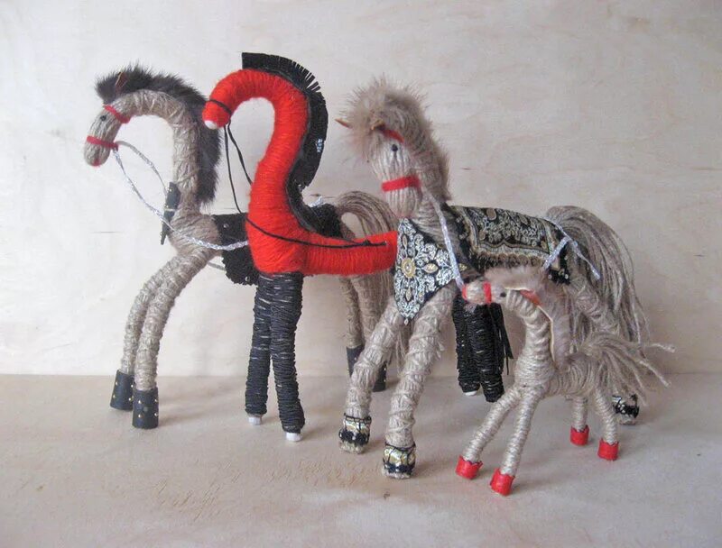 Поделка лошадь. Лошадь из подручных материалов. Мастер класс лошадка. Конь из шпагата.