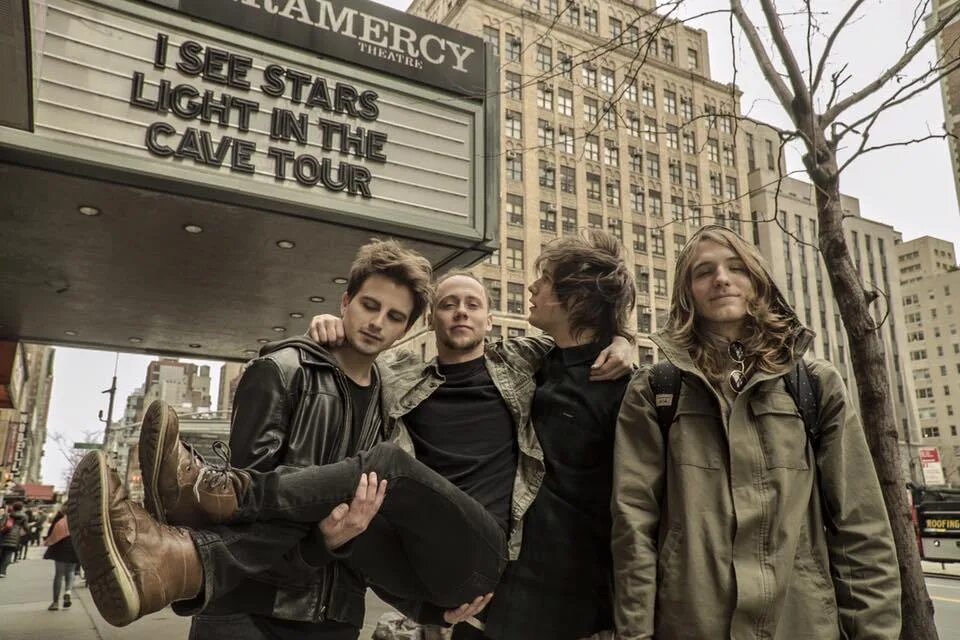 I see double. I see stars вокалист. дэвин оливер i see stars. эндрю оливер i see stars. группа i see stars andrew oliver.