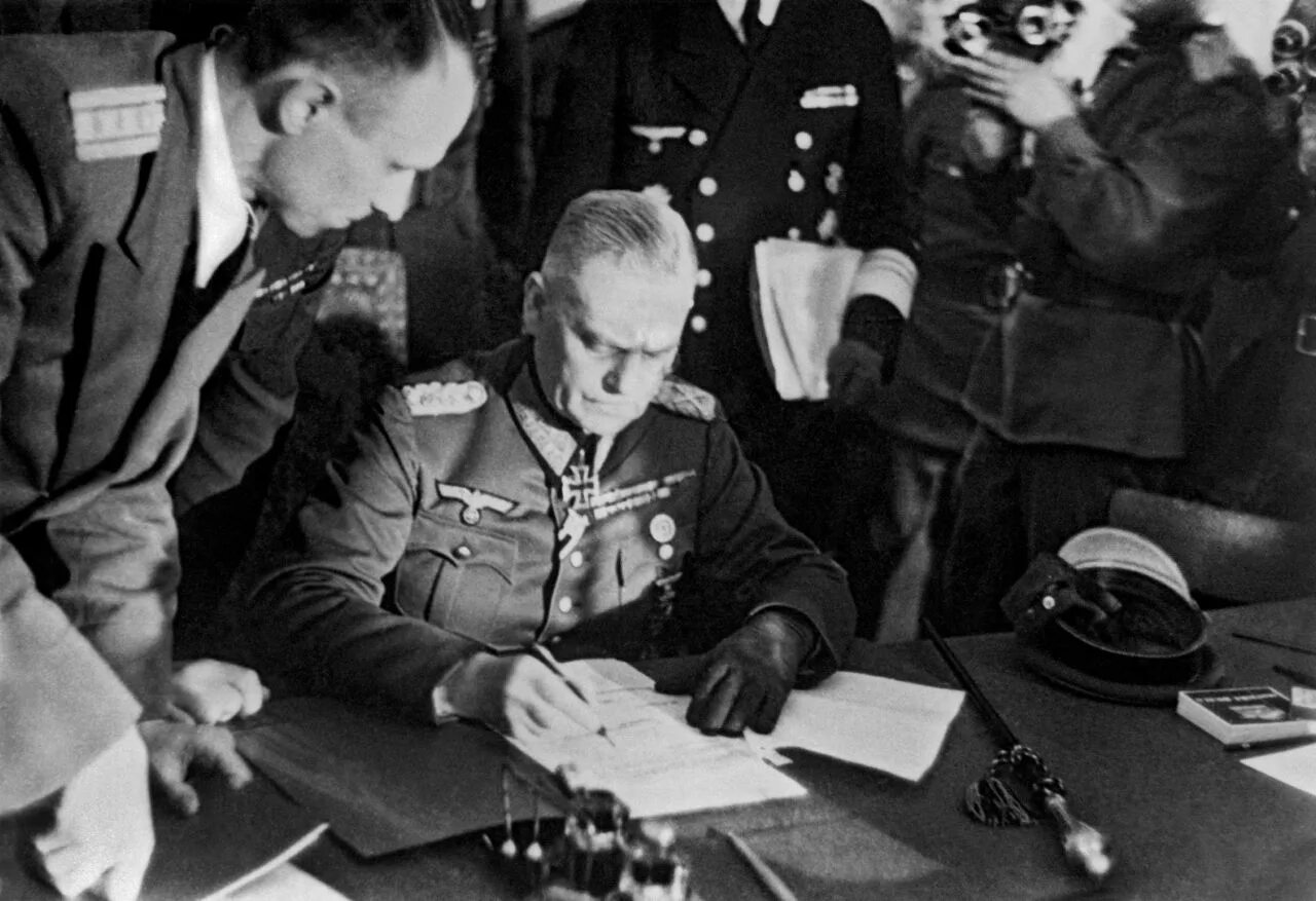 Мир капитуляции. Вильгельм кейтель капитуляция германии. кейтель подписание капитуляции. подписание кейтелем акта о капитуляции германии. в кейтель подписывает акт о безоговорочной капитуляции германии.
