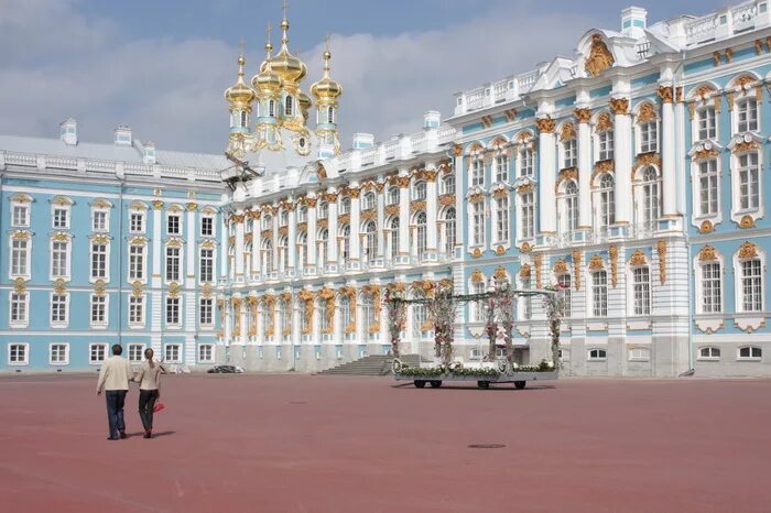 Екатерининский плац. Екатерининский дворец в Царском селе. Плац Екатерининского дворца. Парадный плац Екатерининского дворца ГМЗ Царское село. Царском селе плац.