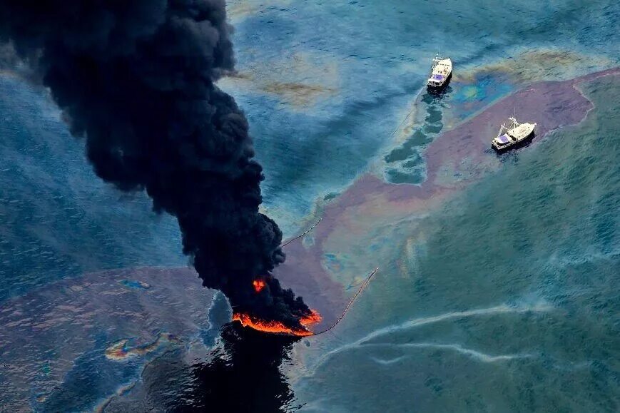 Разлив нефти в мексиканском заливе 2010. Deepwater Horizon разлив нефти. Взрыв нефтяной платформы Deepwater Horizon 2010. Катастрофа Deepwater Horizon в мексиканском заливе. Взрыв на поверхности воды