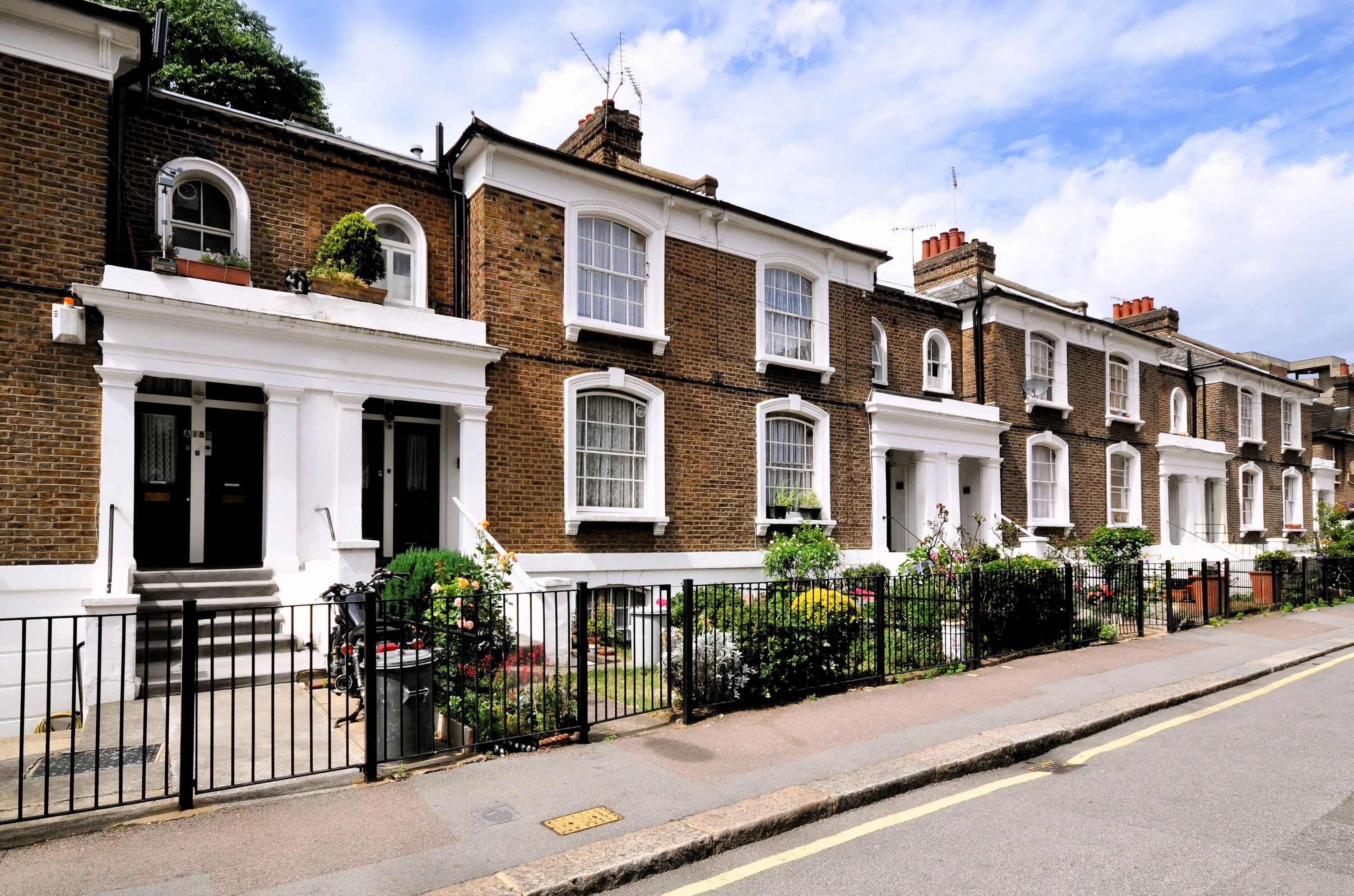 Housing in uk. Terraced Houses в Англии. Terraced Houses (Row House) Англии. Фарли пригород Англии. Эшбери пригород Лондона особняки.