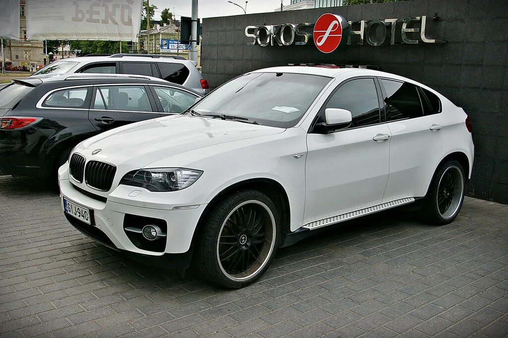 BMW x6 White. БМВ x6 белая. Мерседес х6 белый. БМВ х6 белый с черным бампером.