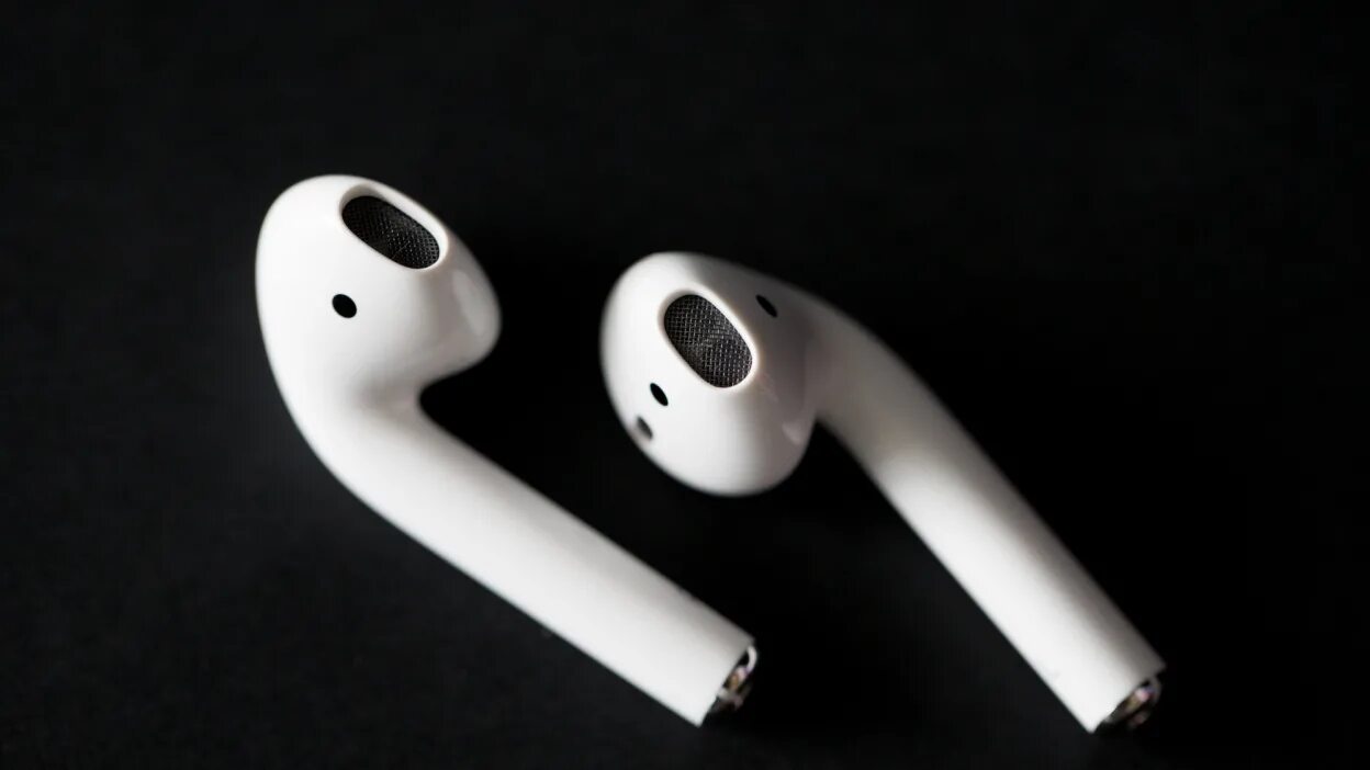 Последние наушники от apple. Apple AIRPODS 2. Наушники аирподс. Iphone AIRPODS 2. Беспроводные наушники эпл.