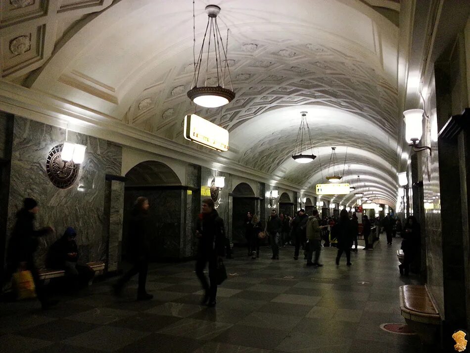 Курская арбатско покровская. Метро Курская радиальная. Аванзал станции метро Курская. Вестибюль станции Курская Арбатско-Покровской линии. Станция метро Курская Арбатско-Покровской линии.