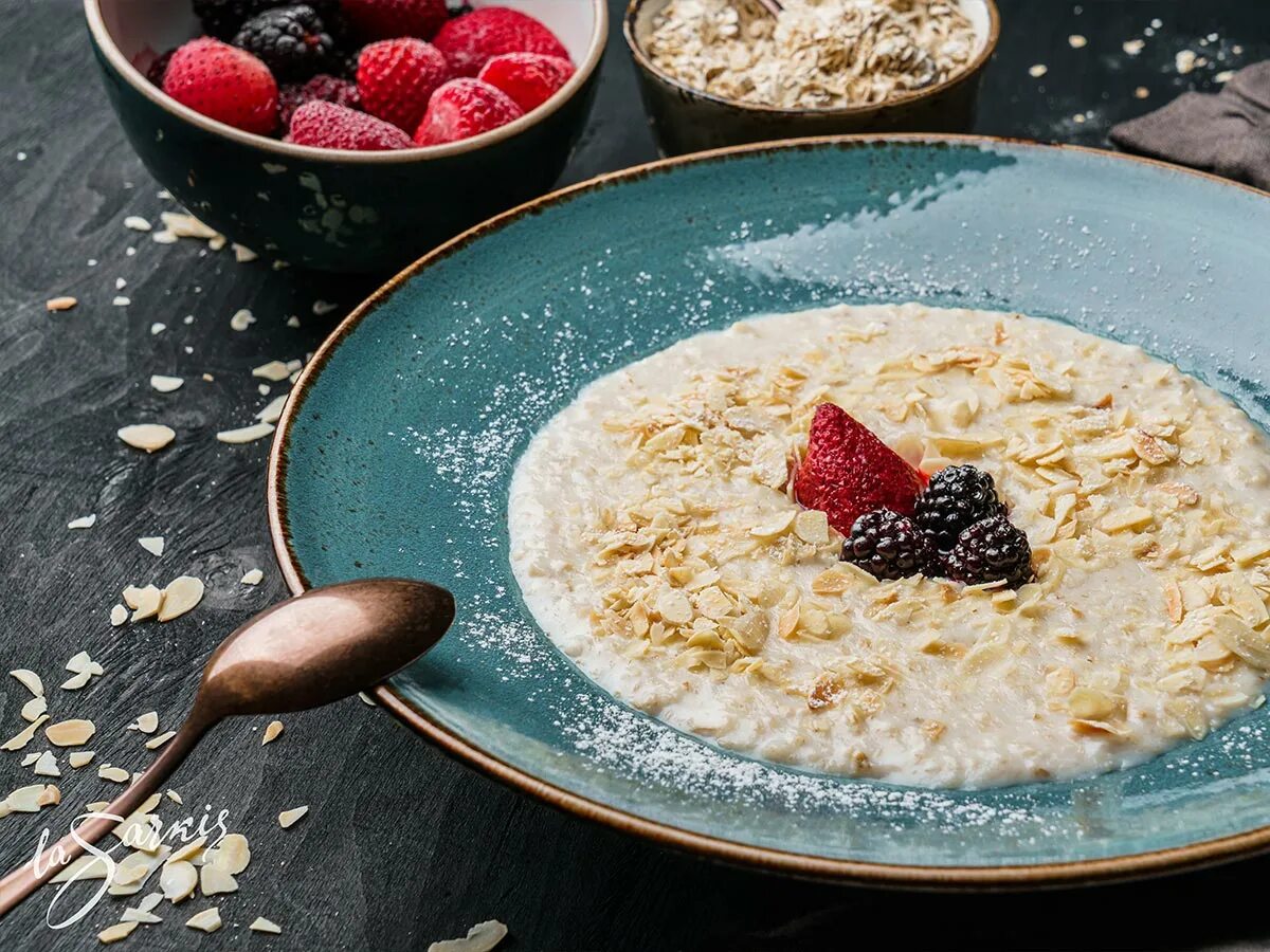 овсянка на миндальном молоке. овсянка на миндальном молоке. каша молочная овсянка. овсяная каша цельнозерновая. молочная каша геркулес.