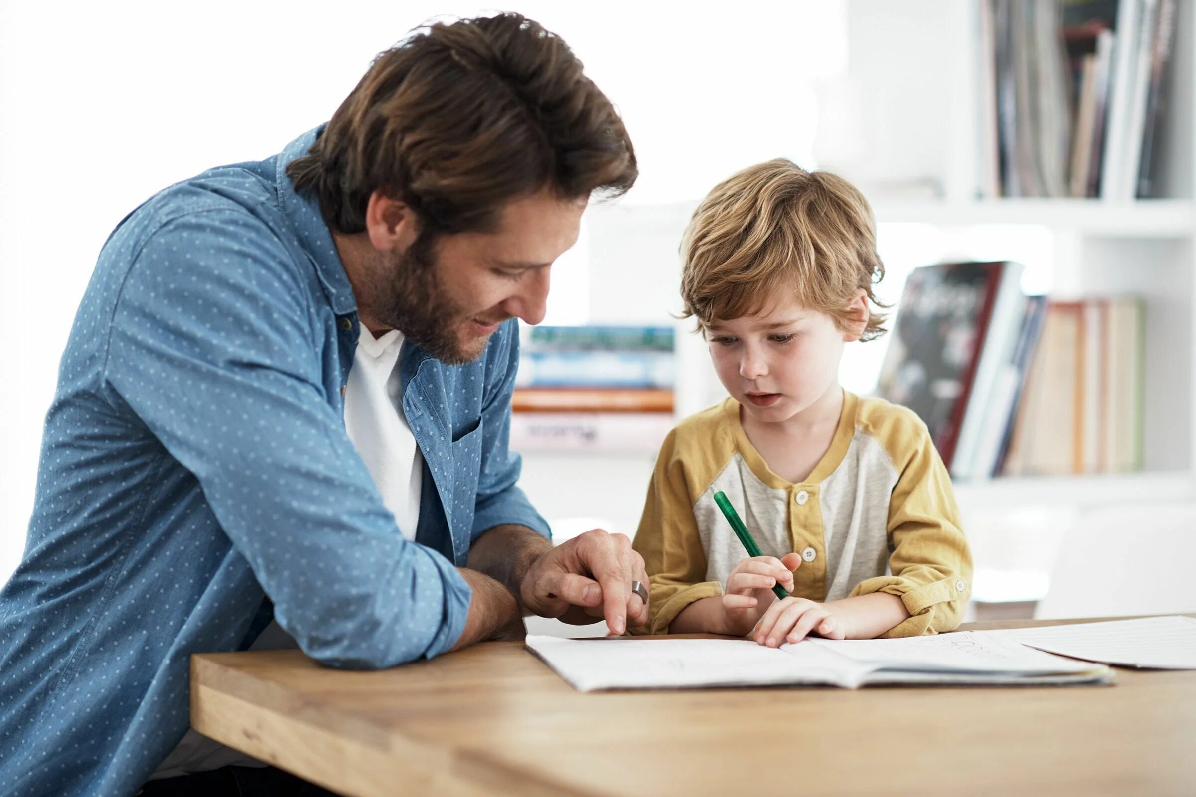 The teacher to us go home. Дети с родителями. Семья учеба. Дети на домашнем обучении. Домашнее образование.