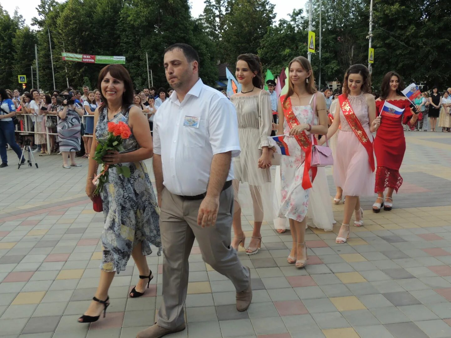 Прогноз погоды в апшеронске на сегодня. Парад звезд на выпускном. Апшеронск сквер 60 летия Победы. Парад выпускников Апшеронск 2022.