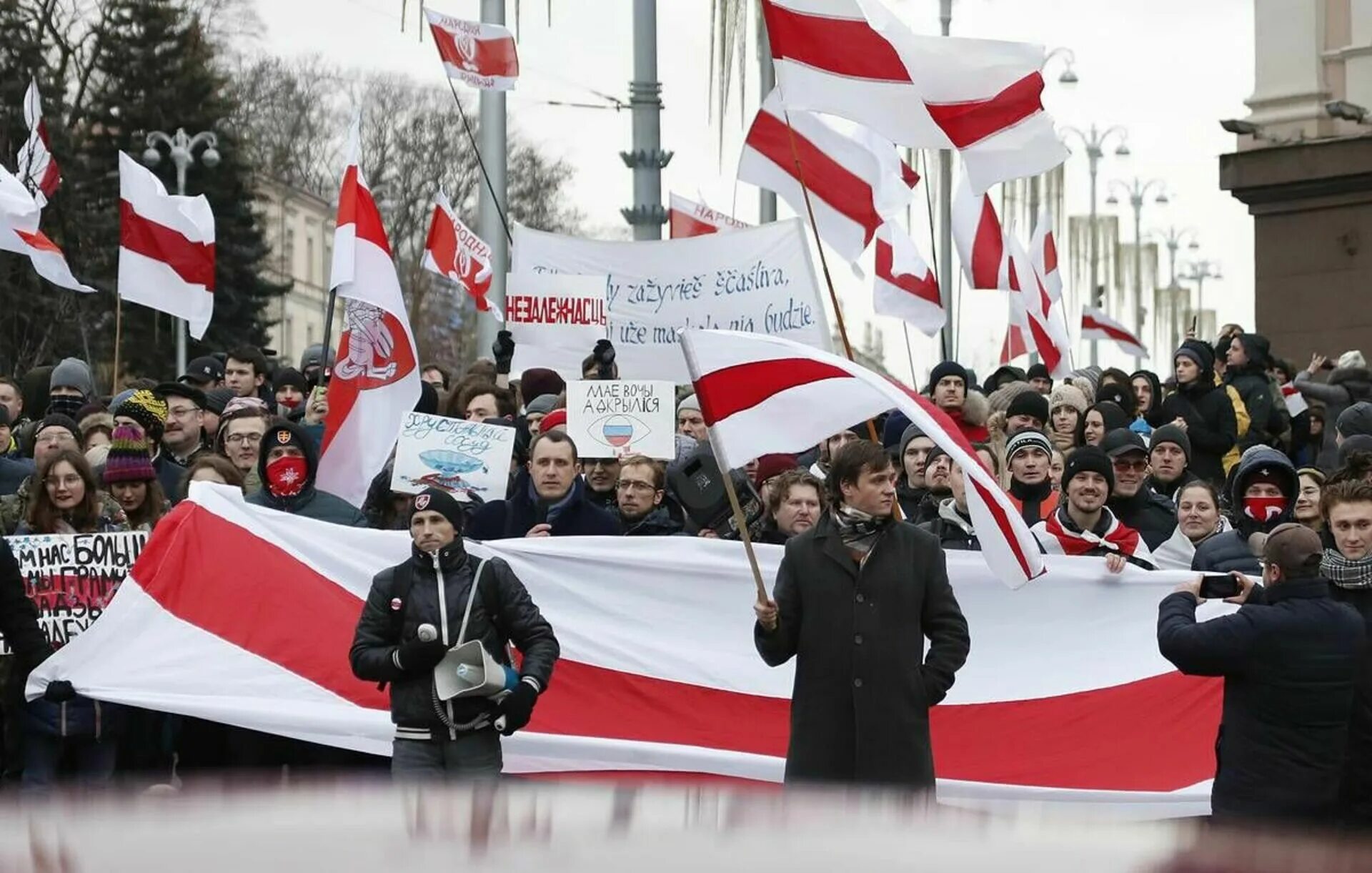 Флаг оппозиции. Беларусь протесты бчб флаг. флаг белорусской оппозиции бело красно белый. флаг оппозиции беларуси. протесты в белоруссии 2025 бело-красно-белый флаг.