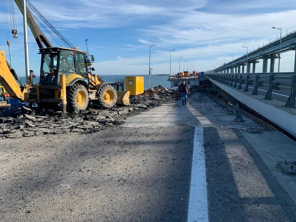 Крымский мост сегодня новости последнего часа 2024. Крымский мост 2022. Крымский мост сейчас. Ремонтные работы на железной дороге. Крымский мост отремонтировали.