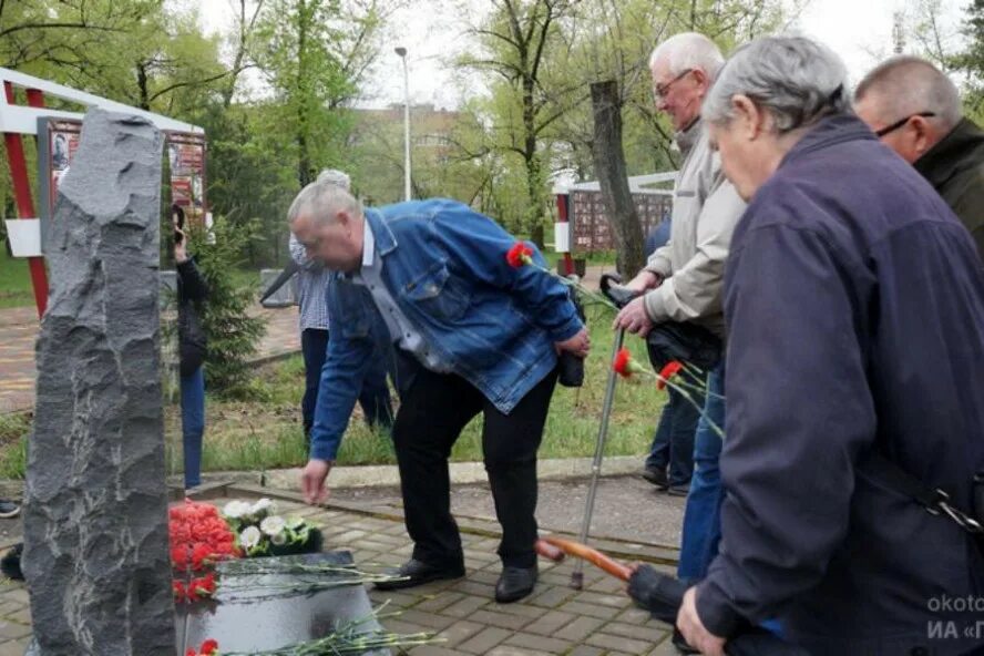 Митинг памяти. Памятники жертвам радиационных аварий и катастроф. Памятник ликвидаторам Чернобыльской аварии в Москве. Возложение цветов в годовщину Чернобыльской катастрофы.