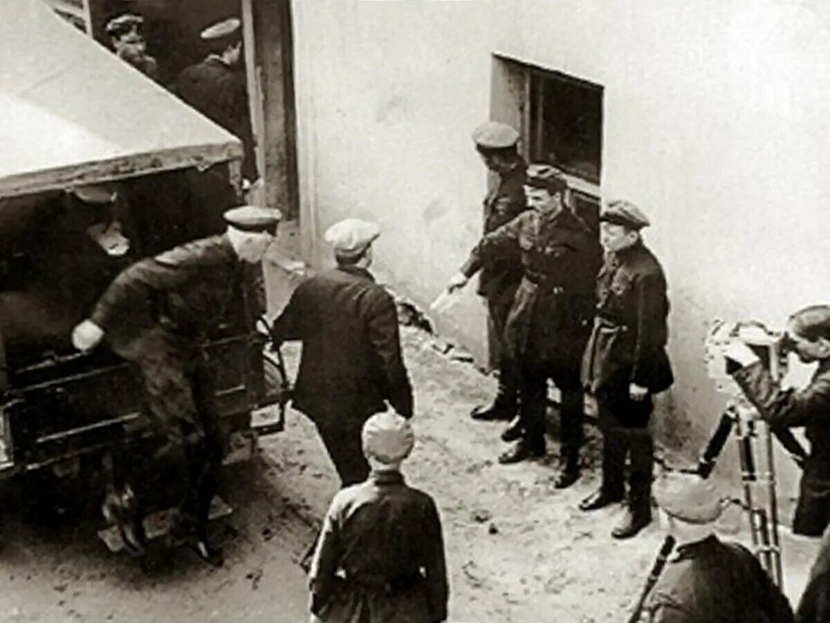 Расстрелы нквд. Черный воронок НКВД аресты 1937. Черный воронок НКВД аресты. НКВД 1937 руководитель.