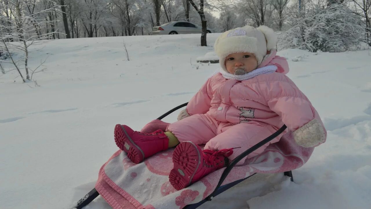 Мамочка саночках видео. Наши детки в санки сели. Кукла Маша села в санки. П/И «наши детки в санки сели». Покатились санки вниз крепче куколка держись.