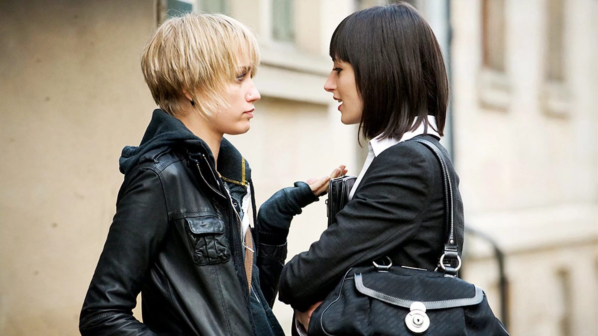 я влюбилась в девушку с короткой стрижкой. я влюбилась в девушку с короткой стрижкой. руби роуз стрижка. любовь мальчишек. аниме спиной друг к другу.