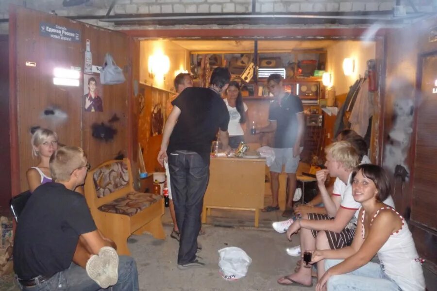 Девушка механик. Девушка автомеханик. Фотосессия в гараже. Девушка в гараже. Любовница в гараже.