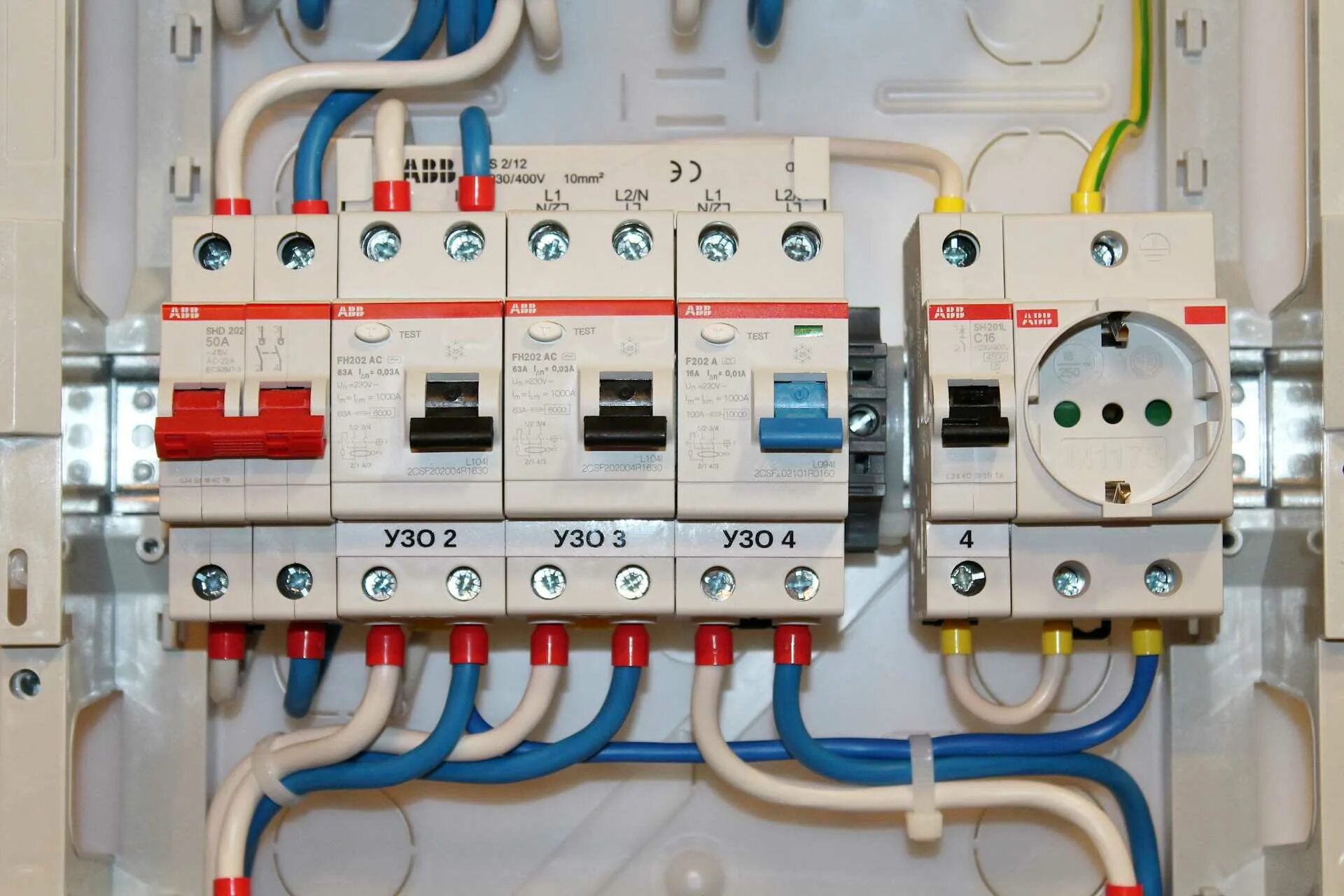 Дифавтомат в частный дом. Автомат. УЗО. Дифавтомат электрощит. Электрощит с УЗО. Монтаж УЗО И автоматов в щитке. Вводное УЗО В электрощитке.