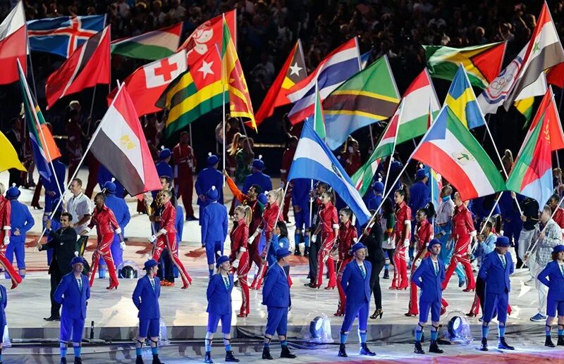 знамя победы на параде. марш россии с российскими флагом. марш с флажками. день азербайджанского флага. марш с флажками.