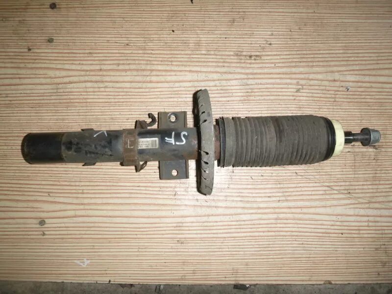 Передние стойки шкода фабия. Шкода фабия 2009 передняя стойка. Стойка шкода фабия 1. Стойки на шкода фабия 2. Передние стойки шкода фабия.