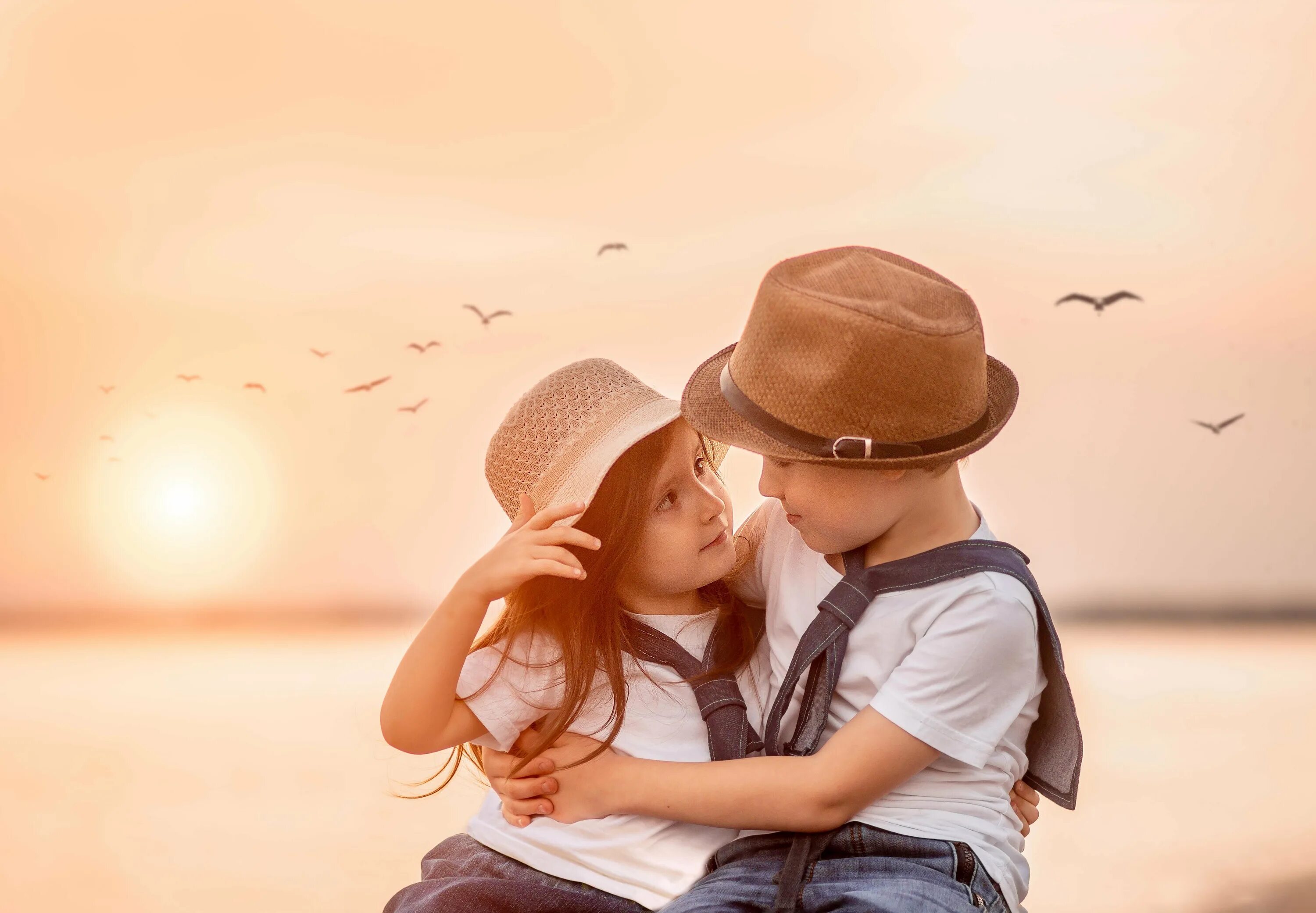 Картинки маленьких пар. Картинки маленьких пар. Мальчик и девочка обнимаются. Любовь к ребенку. Мальчик и девочка любовь.