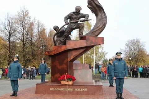 Памятник пожарным спасающим жизни