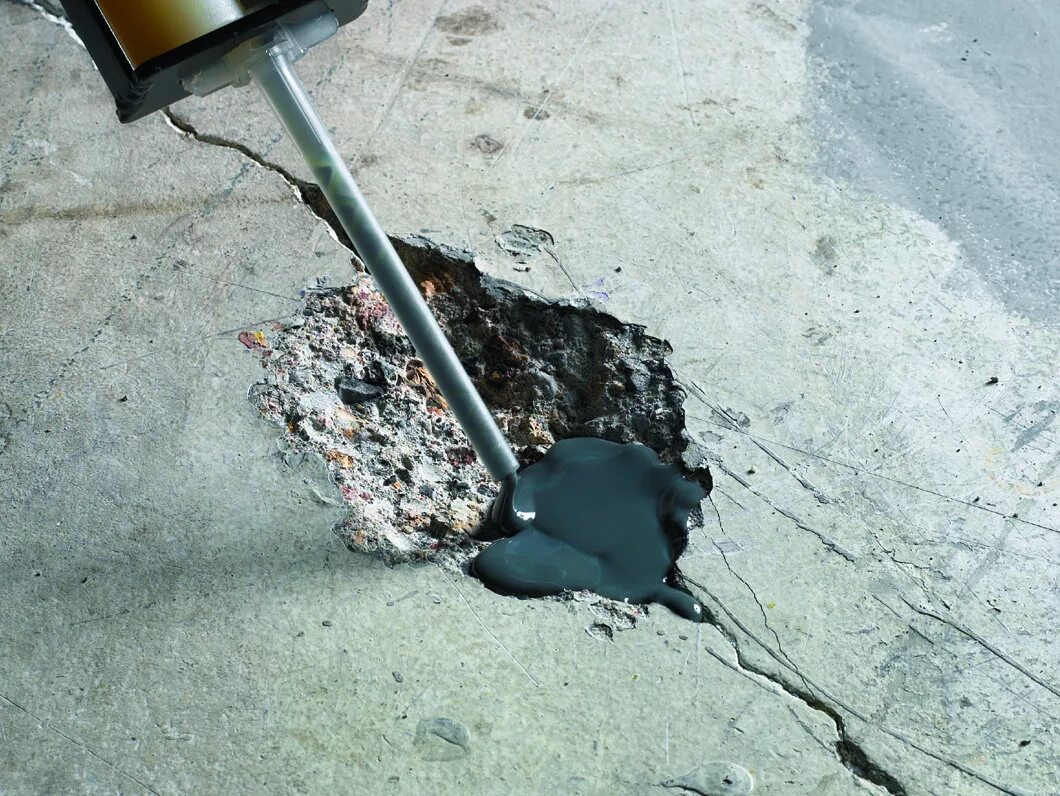 Заделка трещин. Заделывание трещин в бетоне на полу. Выбоины бетонного пола. Заделка трещин в бетоне. Сухая стяжка пола.