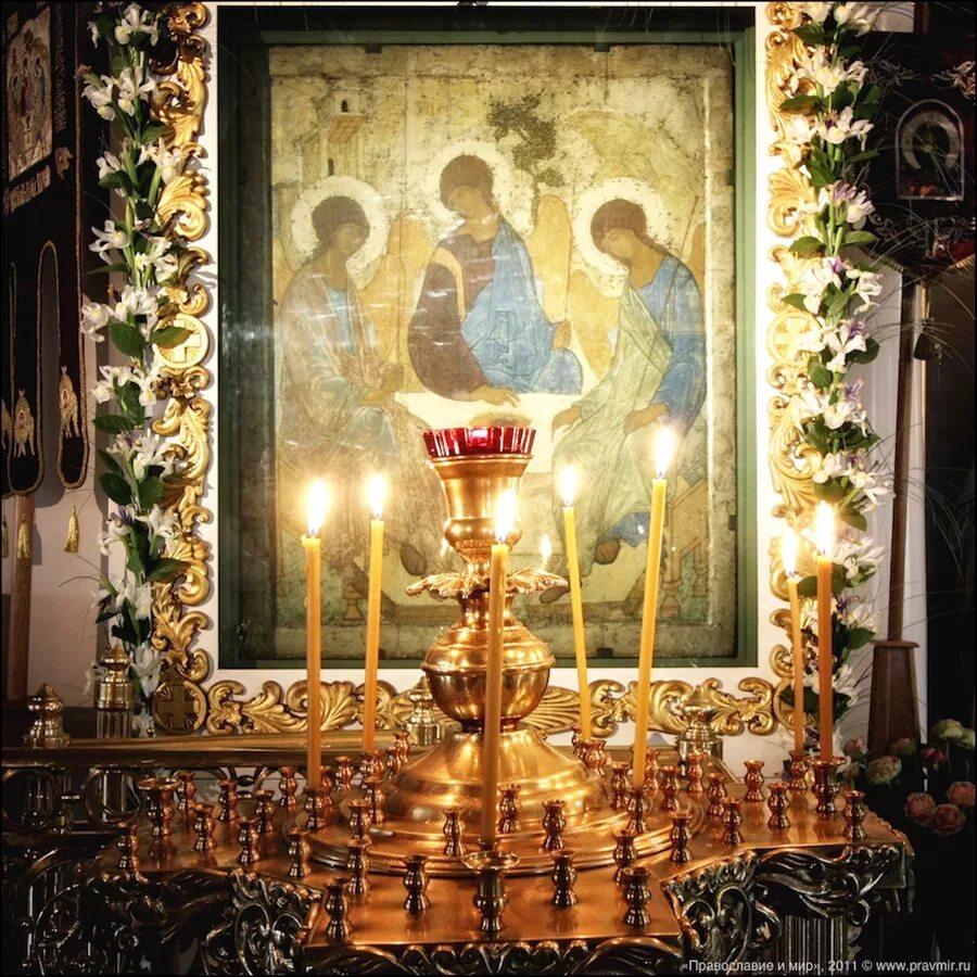 икона троица в храме. троица икона в храме. икона явление святой троицы аврааму. украсить икону к святой троице. икона троицы живоначальной.