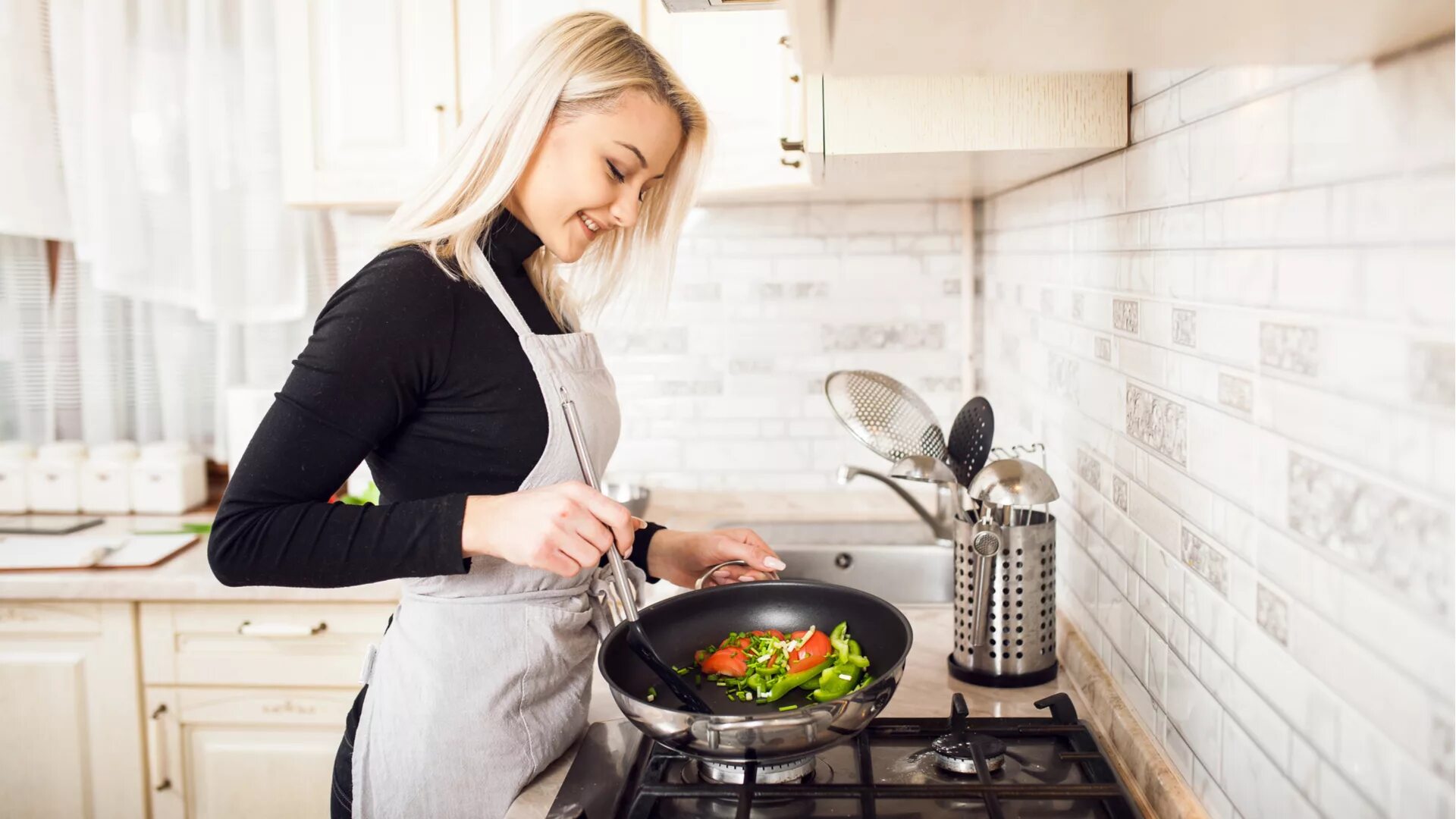 Попить на кухне. Женщина на кухне. Красивая кухня готовка. Фотосессия на кухне готовка. Красивая женщина на кухне.