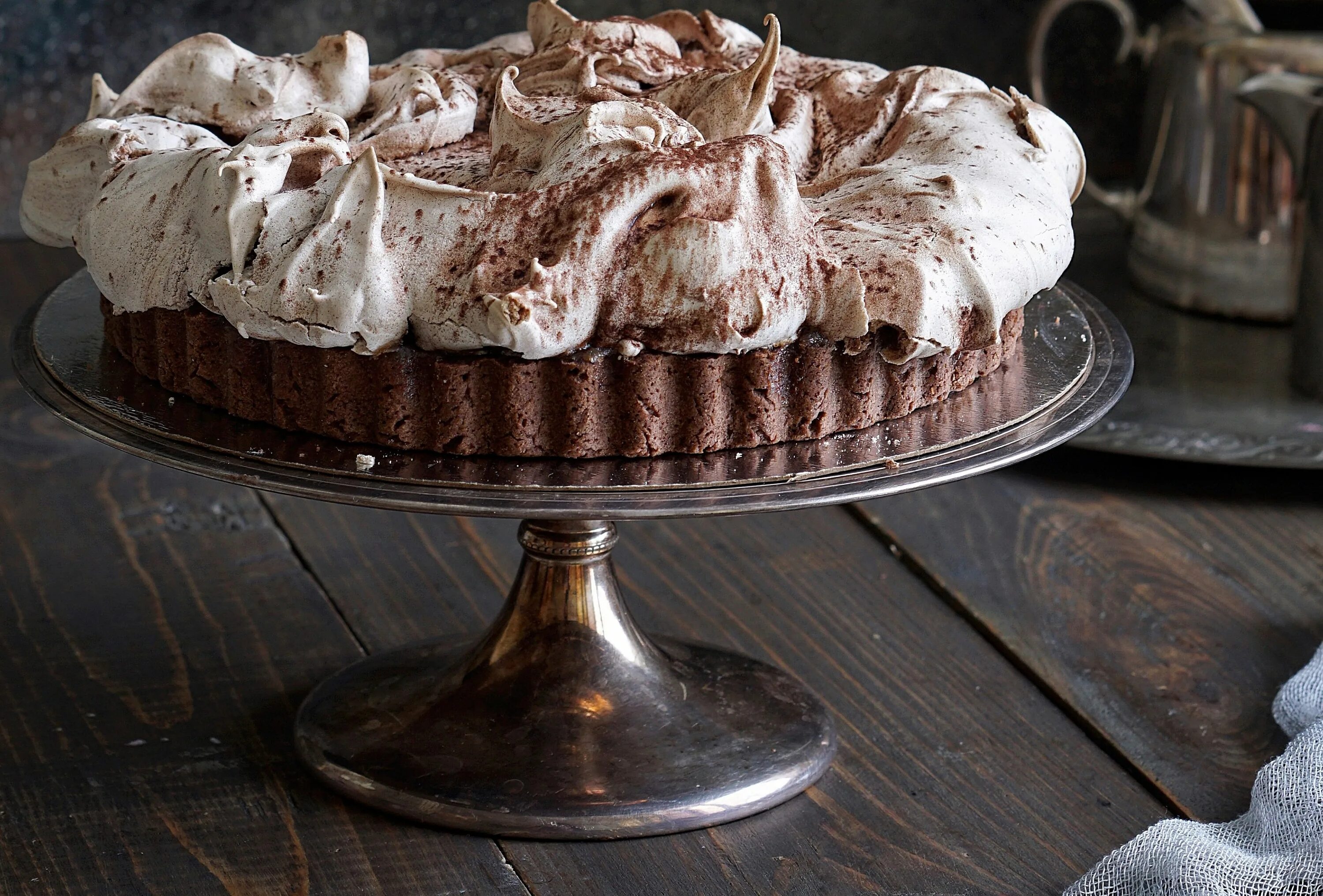 Шоколадный тарт. Тарт и торт. Тарт с шоколадным кремом. Самый старый сохранившийся десерт. Торт Монреаль меренга шоколад коньяк.