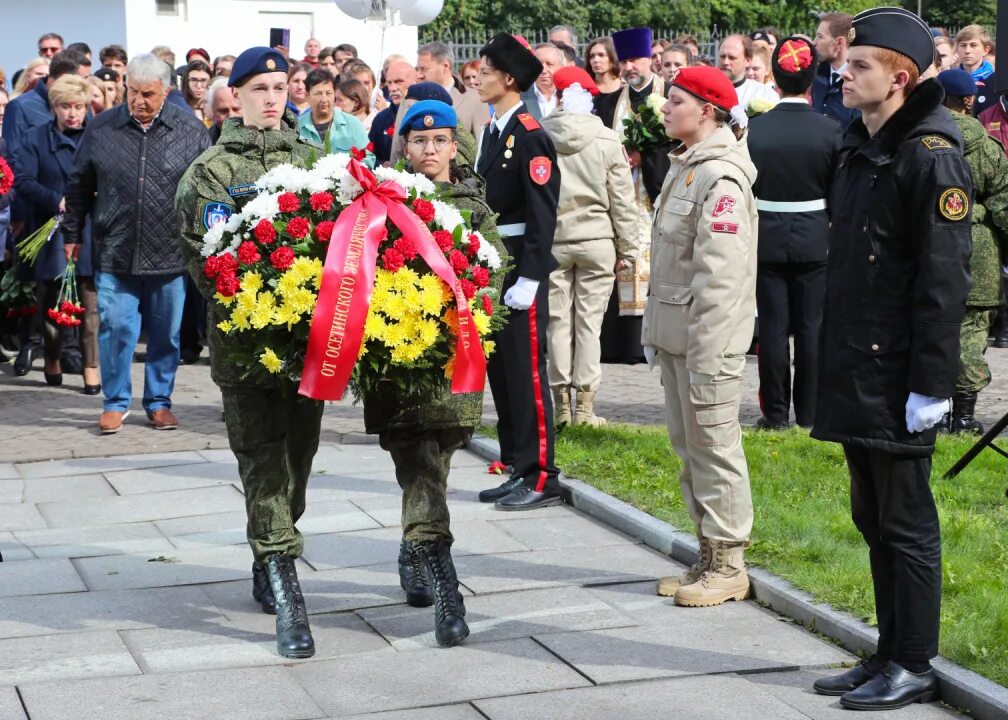 Беслан 3 сентября сколько погибло. Возложение цветов к памятнику. Памяти жертв теракта в Беслане. Возложение цветов к памятнику погибшим ребенок. Возложение цветов жертвам дети.