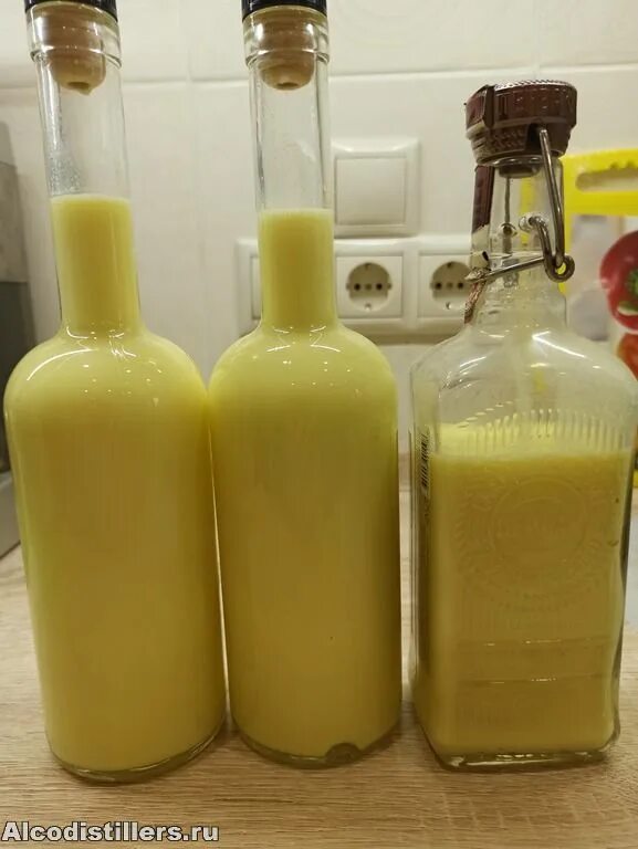Настойка на бананах на самогоне. Бутылка банан. Сливочная банановая настойка. Сливочная банановая настойка. Банановый алкогольный ликер.