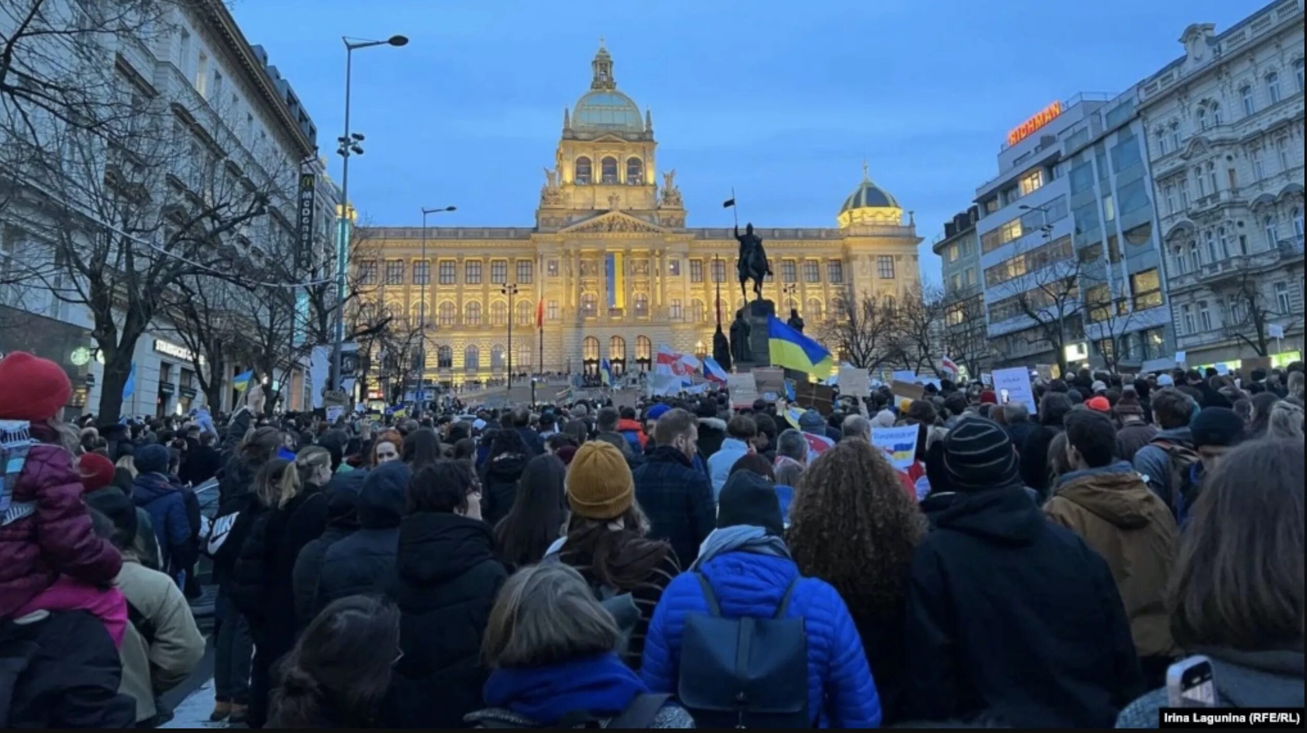 Люди поддержавшие украину. Жители Праги. Люди на улице. Люди на улице города. Площадь Украины.