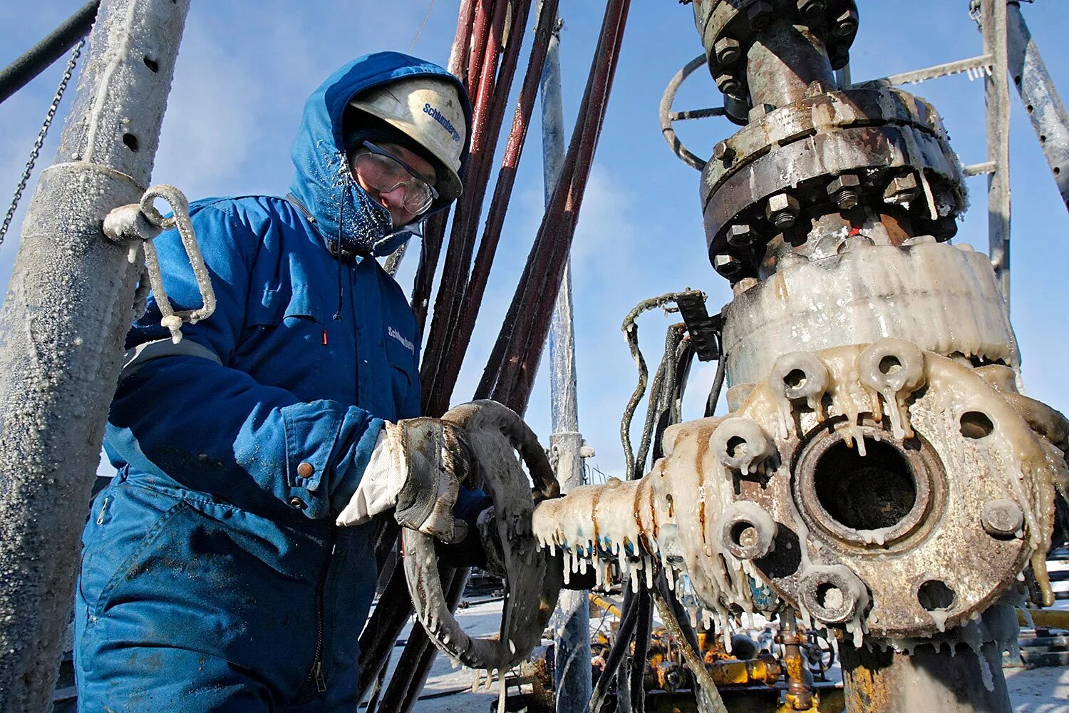 Нефтяник. Буренение невтяные и газовых скважин специальность. Работа в нефтегазовой отрасли. Нефтяные и газовые скважины. Буровой профессия