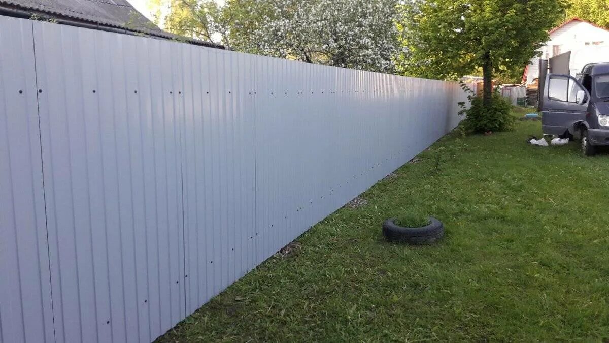 Можно ли соседями ставить глухой забор. RAL 9003 профлист забор. Забор между участками. Забор из профнастила между соседями. Забор между соседями на даче.