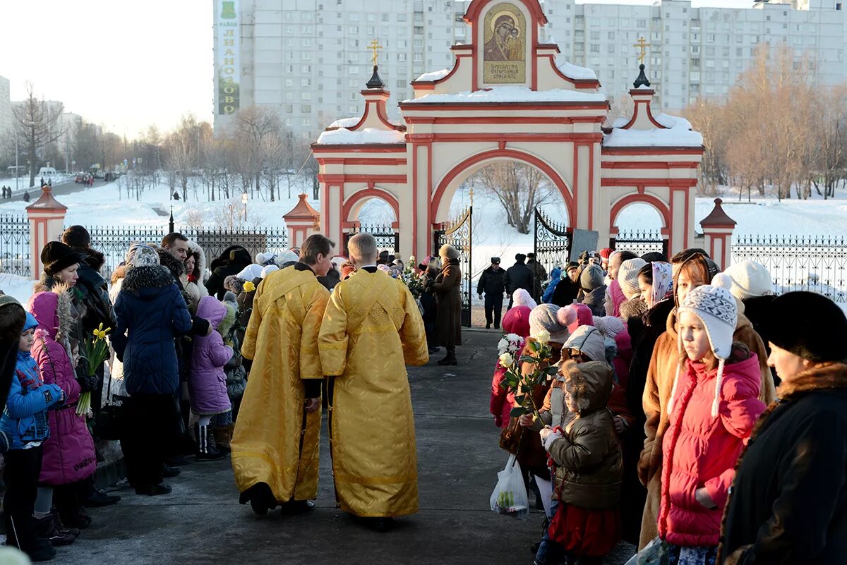 храм воздвижения алтуфьево расписание. храм воздвижения алтуфьево расписание. храм воздвижения алтуфьево расписание. храм воздвижения креста господня в алтуфьеве крещение. иконостас крестовоздвиженский храм иркутск.