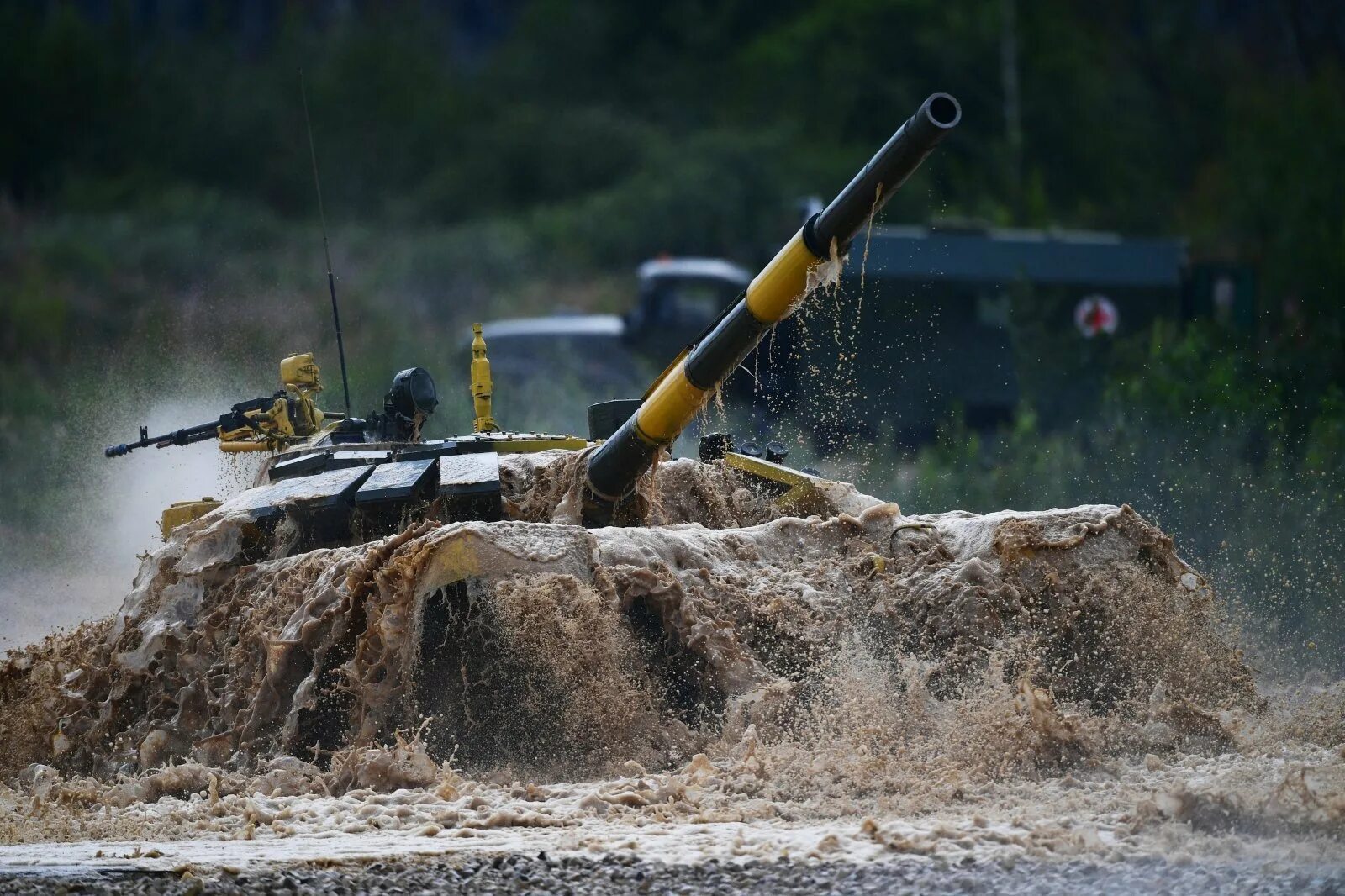 Танк утонул. Танки в воде. Танк под водой едет. Утонувший т72. Утонувший танк.