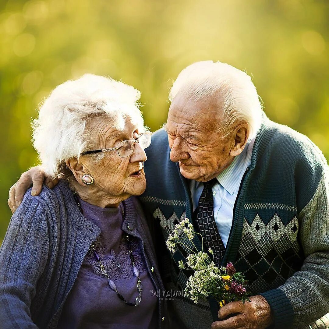 Где есть дедушка. Старость. Пожилые люди. Старики. Пожилая пара.